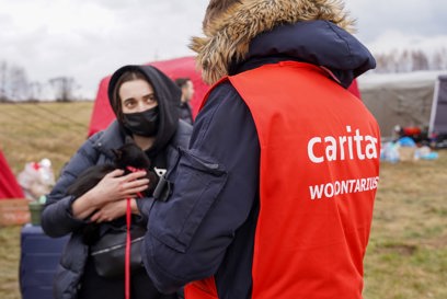 Assistance to woman at Ukraine-Poland border