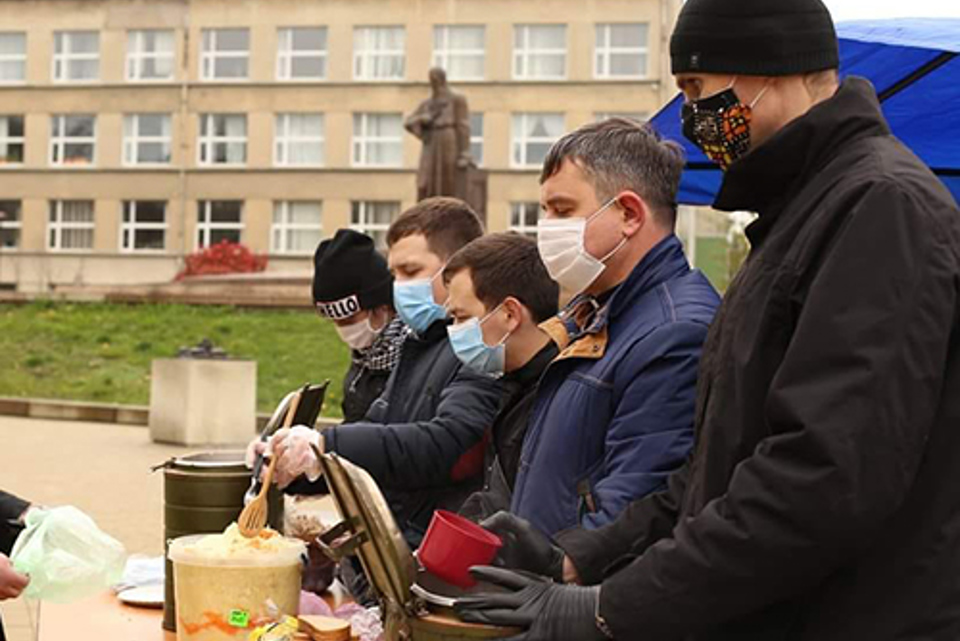 Distributing Food In Ukraine